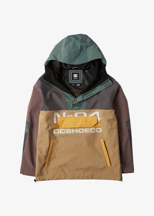 Kleurvolle capuchonjack gemaakt van waterdichte stof. Heeft een bruine body, groene capuchon, gele accentueringen en een groot logo aan de voorkant.