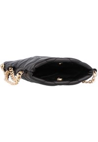 Borsa nera in pelle trapuntata con tracolla in catena dorata. Presenta una forma strutturata e una texture liscia. Si apre su un interno a singolo scomparto.