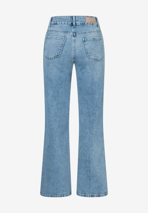 Jean en denim bleu clair avec jambes évasées, deux poches arrière, passants pour ceinture et une pièce en cuir marron sur la ceinture.