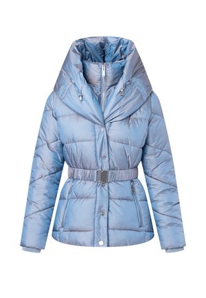Veste matelassée bleu clair avec une grande capuche, une ceinture à la taille, des poches zippées et un motif matelassé diagonal. Tissu durable et brillant.