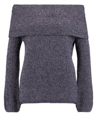 Pull tricoté gris foncé à épaules dénudées avec manches longues et large encolure rabattue.
