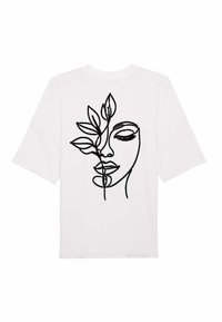 Biely tričko s čiernym kontinuálnym linovým umením znázorňujúcim ženskú tvár čiastočne zakrytú listnatou vetvou.