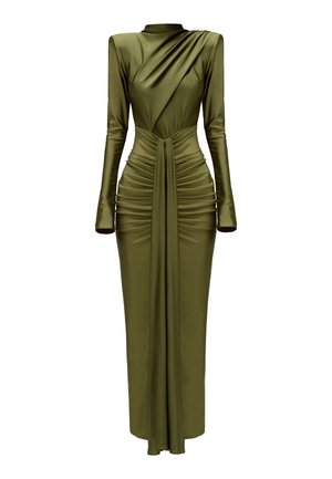 Długa oliwkowozielona satynowa sukienka z długimi rękawami, drapowanym bodicem i bocznym marszczeniem dla tekstury. Projekt do ziemi z dekoltem z przodu.