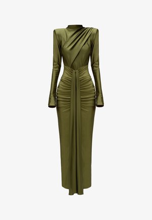 Długa oliwkowozielona satynowa sukienka z długimi rękawami, drapowanym bodicem i bocznym marszczeniem dla tekstury. Projekt do ziemi z dekoltem z przodu.