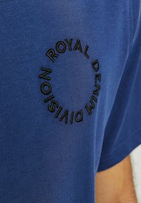 R.D.D. ROYAL DENIM DIVISION RUNDHALS - Marškinėliai su spaudiniu - estate blue