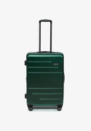 Valise rigide verticale vert foncé avec quatre roues et poignée télescopique noire étendue, logo de la marque Lancaster à l'avant.