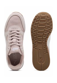 Jasnoróżowe buty sportowe z siateczkowej cholewki, białymi akcentami i brązową gumową podeszwą, która ma teksturowane wzory grip. Logo "PUMA" na języku.