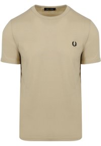 Camiseta de algodón beige con cuello redondo, mangas cortas y un pequeño logo negro en el lado izquierdo del pecho. Textura suave, ajuste casual.