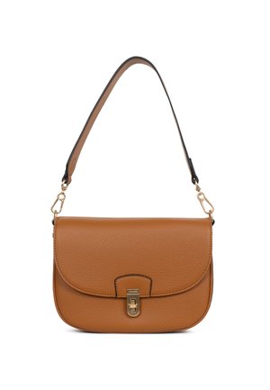 Brązowa skórzana torba na ramię z fakturowaną powierzchnią, klapką zapinaną na złoty zatrzask oraz regulowanym paskiem z czarnymi krawędziami i złotymi zapięciami.