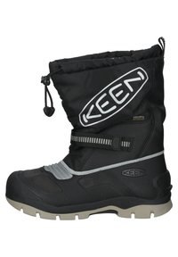 Czarne wodoodporne zimowe buty z grubą podeszwą, odblaskowym paskiem, regulowanym paskiem i sznurkiem u góry, z logo "KEEN" z boku.