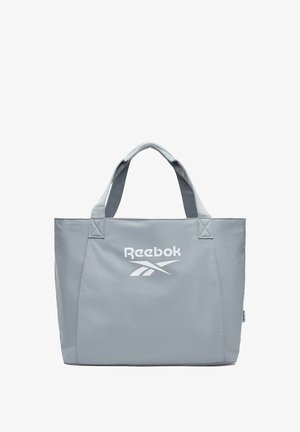 Bolso tote gris claro de Reebok con dos asas y logo blanco centrado en la parte frontal.