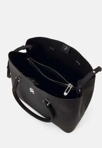 Bolso tote de cuero negro con acabado texturizado, dos asas y herrajes en tono plateado. El interior incluye un bolsillo con cremallera y cierre de broche.