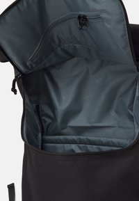 Musta kangasreppu, jonka tilava sisusta on vuorattu tummanharmaalla kankaalla. Varustettu vetoketjutaskulla ja useilla lokeroilla järjestelyä varten.