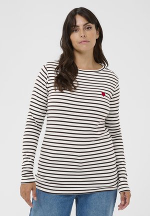 Langsleeve gestreepte t-shirt in crème en bruin, met een klein rood hartaccent op de borst. Zachte stof met een casual pasvorm.