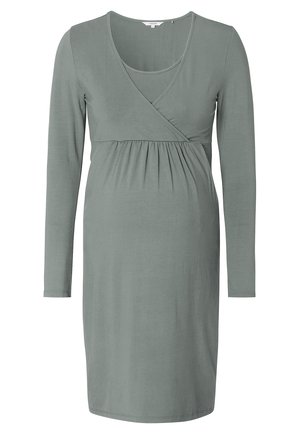 Robe de maternité en tissu doux et extensible, avec des manches longues, un design croisé au niveau de la poitrine et des détails froncés à la taille. Vert sauge.
