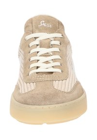 Beige Wildlederschuhe mit weißen Schnürsenkeln, gerippten Details an den Seiten und einer strukturierten, hellen Gummisohle. Mit einem Markenlogo auf der Zunge akzentuiert.
