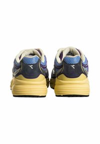 Scarpe da corsa da uomo con tomaia grigia, blu e viola, intersuola gialla, materiali in rete testurizzata e suede, dotate di accenti riflettenti.