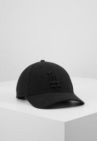 Svart baseballcaps laget av stoff, med et brodert LA-logo på fronten, rund krone og buet skjerm.