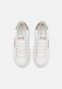 White leather sneakers with gold eyelets, round toe, and a brown accent at the heel. Logo printed on the tongue and side. Flat laces.