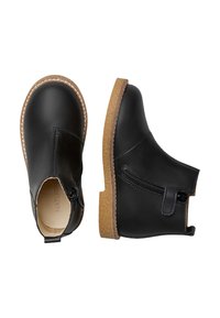 Černé kožené kotníkové boty se zipem na boku, gumovou podešví a kontrastním stehem podél okraje. Hladká textura, jednoduchý design.