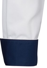 Manica bianca con un polsino blu scuro, caratterizzata da una texture liscia e cuciture pulite. Il polsino è notevolmente più largo della manica.