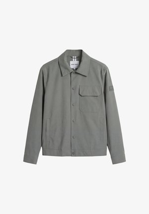 Grijze jas met knopen en kraag, één borstzak met klep, twee zijzakken en een logopatch op de linkermouw.