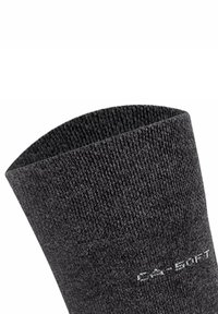 Dunkelgraue Socke, weiche Textur, geripptes Design. Verfügt über einen Rippstrickbund oben und ein kleines gedrucktes Etikett "CA-SOFT" in der Nähe des Knöchels.
