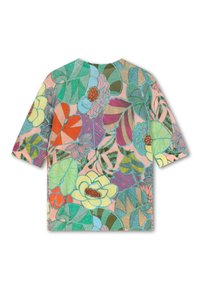 Korte mouwen shirt met een bloem- en bladerenpatroon in levendige kleuren, met gestructureerde lijnen en verschillende tinten op een lichtroze achtergrond.