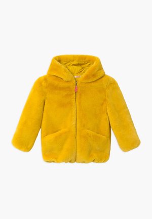 Chaqueta con capucha de piel sintética amarilla, cierre frontal con cremallera y dos bolsillos laterales sobre fondo blanco.