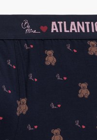 Granatowe bawełniane bokserki z powtarzającym się wzorem misia i napisem "Be Mine" w kolorze różowym. Miękka guma w pasie z logo "ATLANTIC".