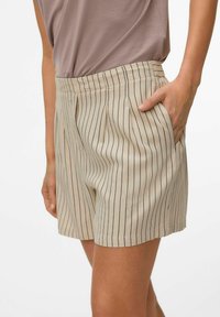 Beige stribede shorts med plisseret design, der har to sidelommer og en glat tekstur, fremhævet af tynde mørkeblå lodrette striber.
