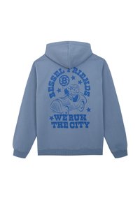 Sudadera con capucha en azul claro, que presenta un gráfico en azul fuerte de un personaje en un coche con el texto "LOS AMIGOS DE BESSEL GOBERNAMOS LA CIUDAD" y estrellas.