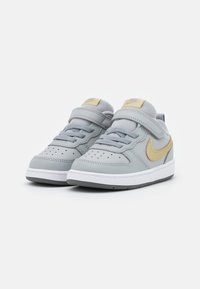 Nike Sportswear NIKE COURT BOROUGH LOW 2 (TD) - Sapatilhas - light smoke grey/metallic gold star/iron grey