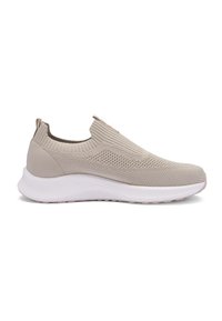 Sneaker slip-on beige realizzata in tessuto lavorato a maglia con tomaia testurizzata, suola in gomma bianca e dettaglio di branding discreto sul lato.