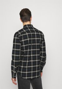 Zwart geruit overhemd met witte en blauwe checks, lange mouwen, knoopmanchetten en een klassieke kraag. Gladde stofstructuur.