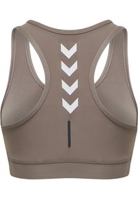Sostén deportivo marrón con diseño de espalda nadadora. Presenta acentos en forma de flecha en blanco en la parte posterior y una franja vertical negra en el centro. Textura suave.
