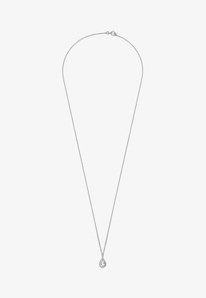 Collar de cadena de plata con un colgante en forma de gota de agua con una piedra clara, realzado por un sutil acabado brillante.