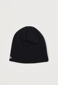 Μαύρο πλεκτό σκουφάκι με ραβδωτή υφή, που διαθέτει μια μικρή λευκή λεπτομέρεια λογότυπου. Στρογγυλή κορυφή με εφαρμογή που σφικταγκαλιάζει, κατάλληλο για κρύο καιρό.