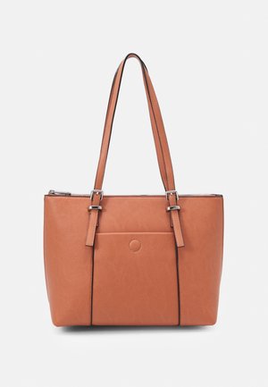 Bolso tote de cuero marrón con dos correas para el hombro, bolsillo delantero y detalles en hebilla plateada sobre un fondo blanco liso.