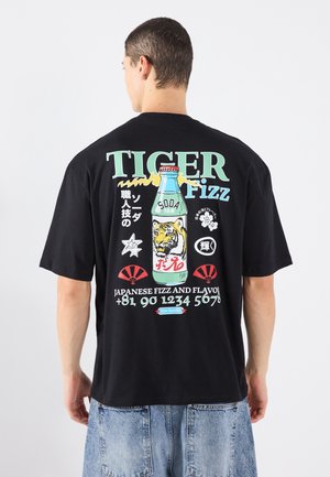 Czarna bawełniana koszulka z krótkim rękawem, w luźnym kroju, z żywym nadrukiem na plecach przedstawiającym tygrysa, butelkę napoju gazowanego oraz japoński tekst.