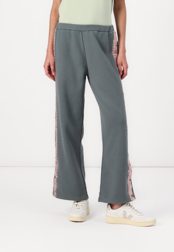 THE WAY BACK PANT - Tracksuit bottoms - eucalyptus - Main Image