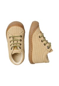 Scarpe in tessuto intrecciato beige con lacci verdi, punta rotonda, suola in gomma marrone e dettagli testurizzati. Design leggero per comfort e flessibilità.
