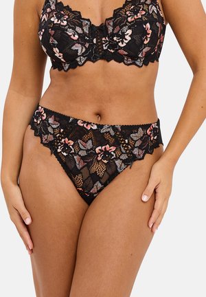 Ensemble de soutien-gorge en dentelle noire et sous-vêtements assortis avec broderie florale, bords festonnés et découpes à l'arrière. Texture douce et détails complexes.