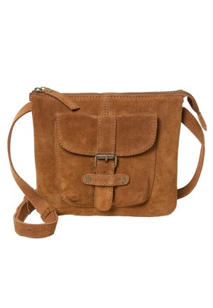 Braune Wildleder-Crossbody-Tasche mit vorderer Klappentasche, die mit einer Schnalle gesichert ist, oberem Reißverschluss und verstellbarem Riemen.