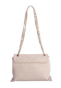 Bolso beige acolchado hecho de cuero, con una solapa y una correa de cadena dorada, y un patrón de diamantes cosido en el exterior.