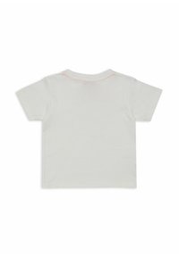 T-shirt bianco di cotone a maniche corte con scollatura rotonda e cuciture rosa lungo il colletto e le cuciture delle spalle.