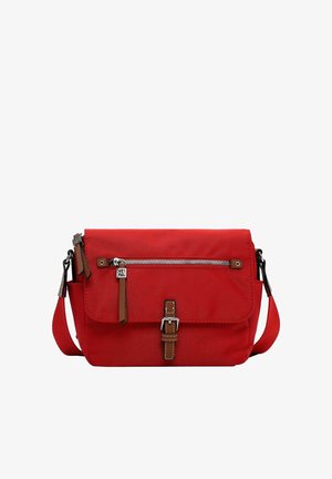 Rode crossbodytas met voorvak met ritssluiting, bruine gespdetail aan de riem en verstelbare schouderriem.