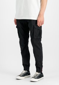 Alpha Industries Hlačami s stranskimi žepi - black