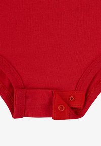 Body roșu din bumbac cu textură moale. Dispune de închideri cu capse în partea inferioară și de un decolteu rotund. Design simplu și funcțional.