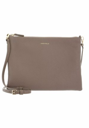 Clutch in pelle di un morbido taupe con una finitura texturizzata. Presenta una chiusura con zip e una tracolla removibile. Dettaglio del logo dorato sul fronte.